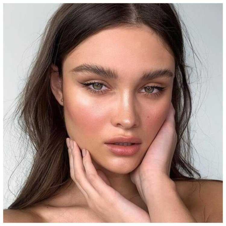 Брюнетка со светлыми бровями49