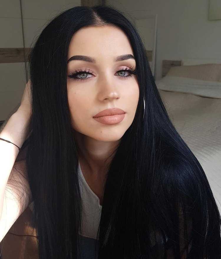Макияж с черными волосами