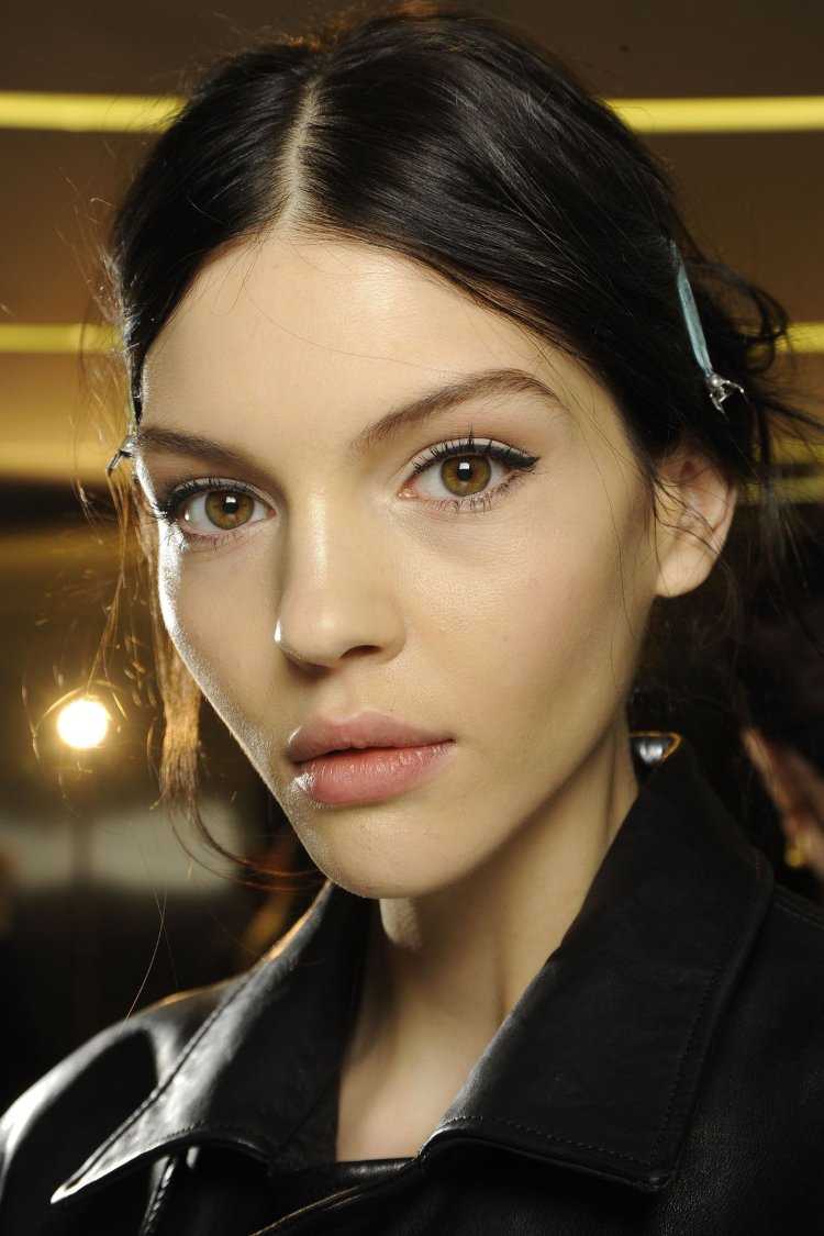 Брюнетки со светлыми бровями