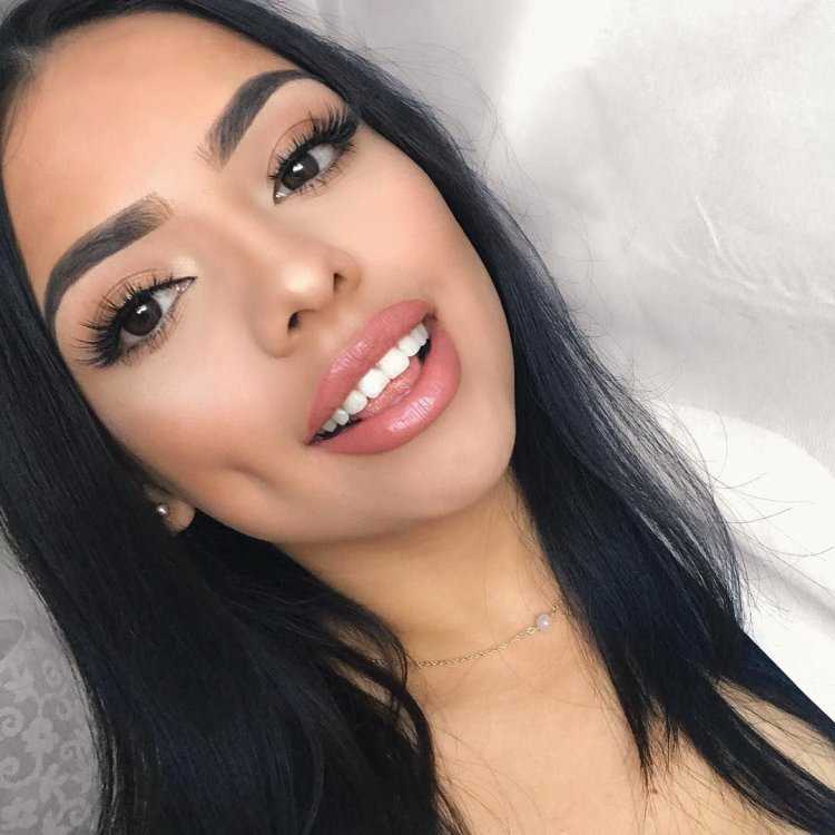 Брови черные