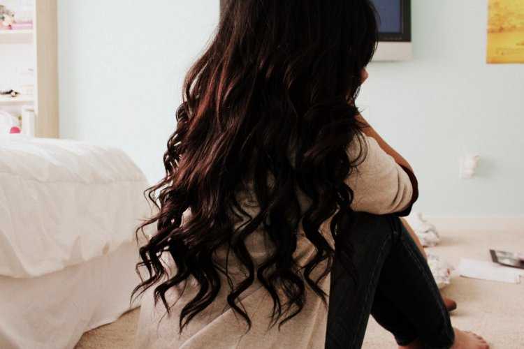 Брюнетка со спины с длинными волосами