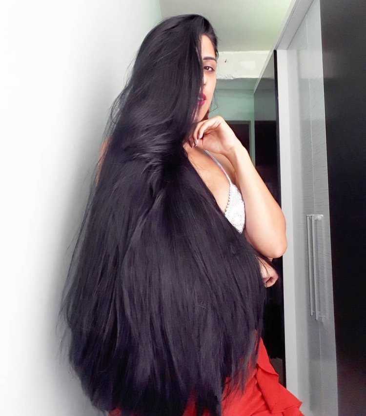 Брюнетка с очень длинными волосами