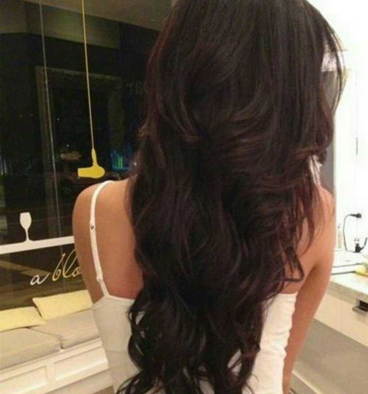 Красивые темные длинные волосы со спины