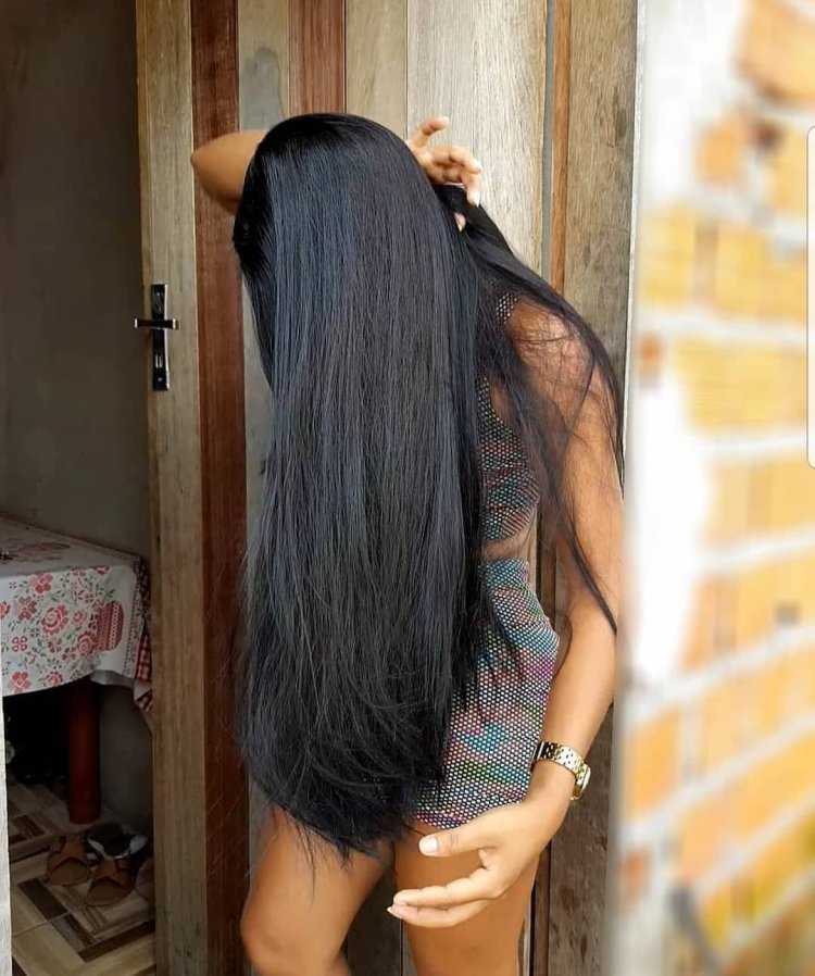 Брюнетка со спины с длинными волосами