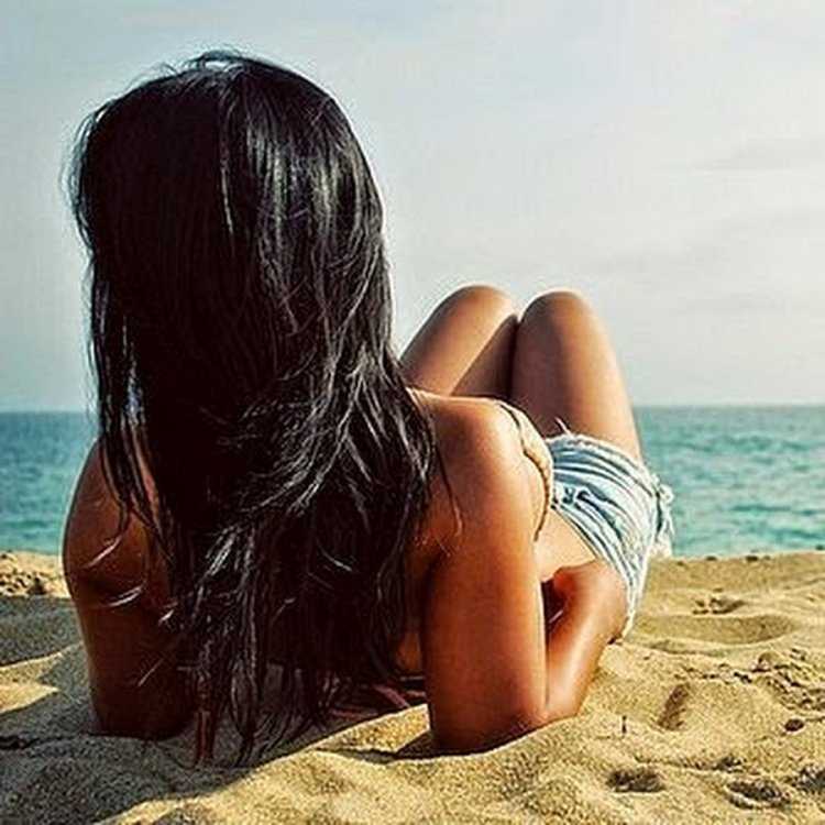 Брюнетка спиной у моря5