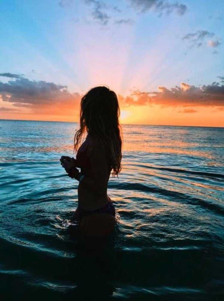 Брюнетка спиной у моря77