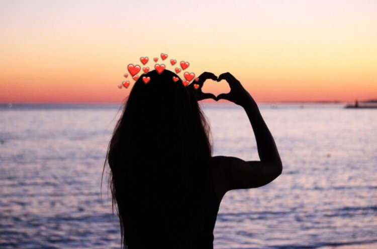 Брюнетка на закате со спины