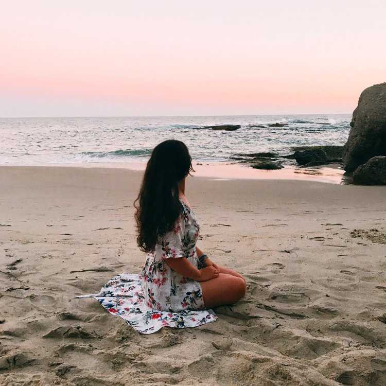 Брюнетка на море со спины