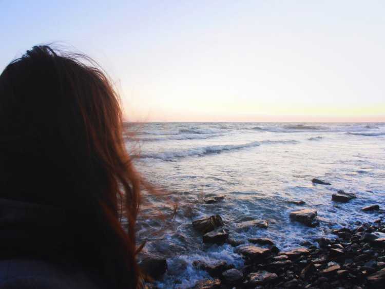 Девушка на море со спины шатенка