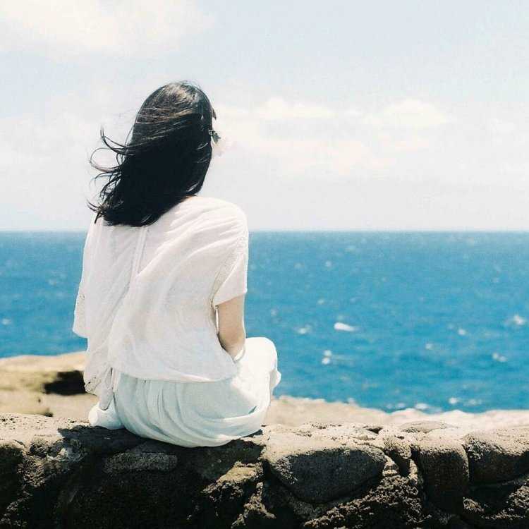 Девушка на море со спины