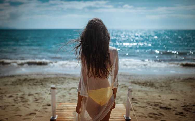 Брюнетка на море