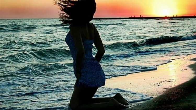 Девушка спиной к морю