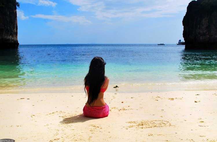 Девушка на море со спины