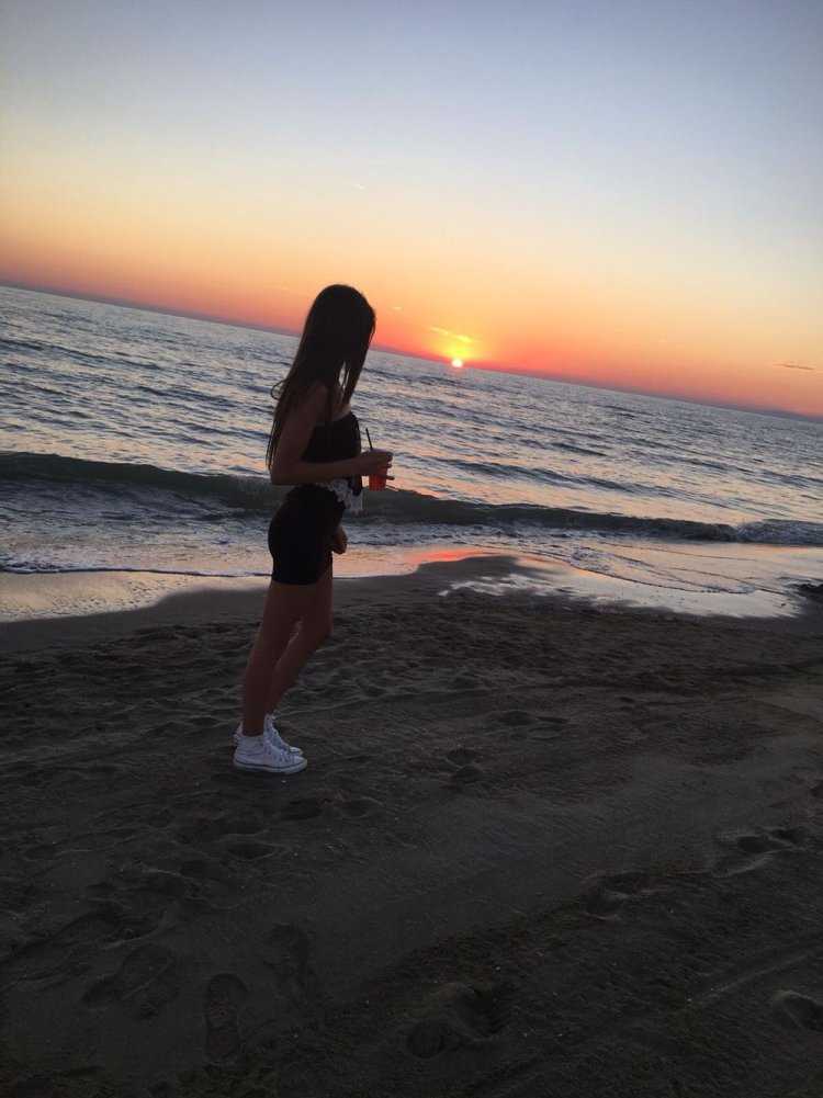 Девушка на море без лица