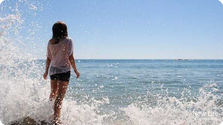 Девушка с каре на море