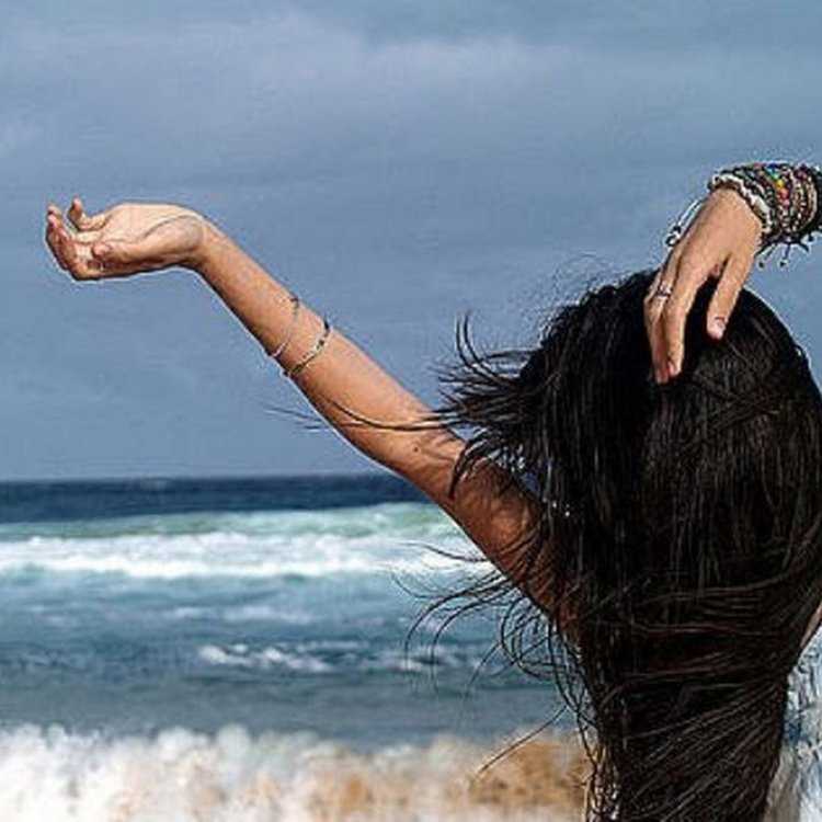 Брюнетка спиной у моря76