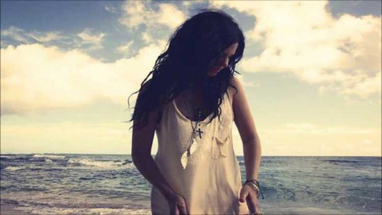 Брюнетка на море в белом