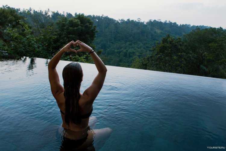 Медитирующая девушка на воде