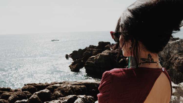 Брюнетка в очках со спины