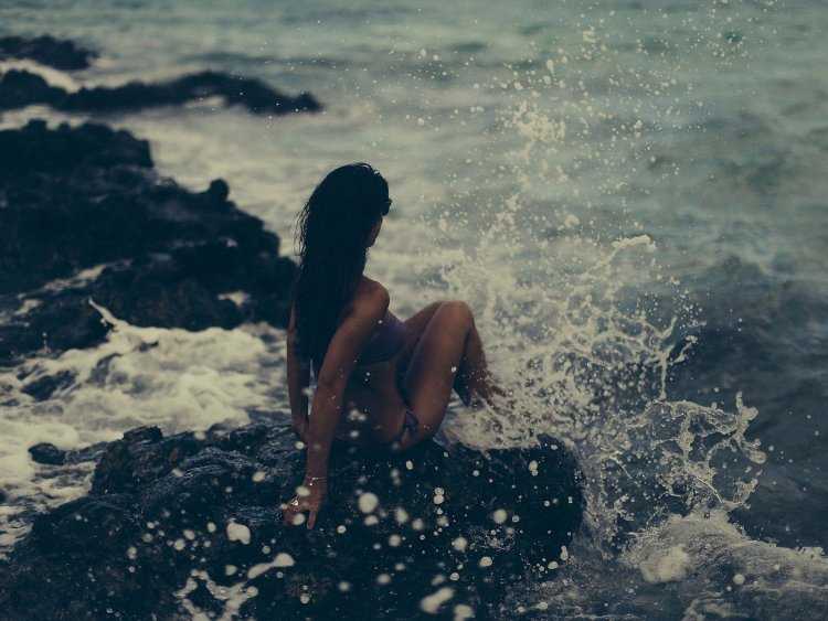 Брюнетка спиной у воды48