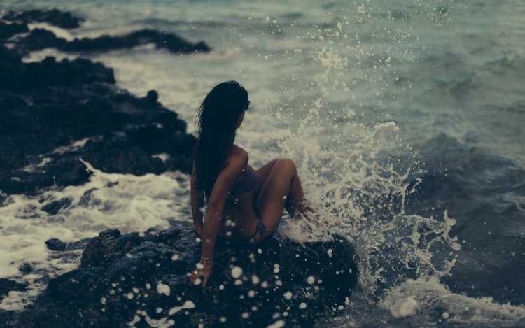 Брюнетка на море