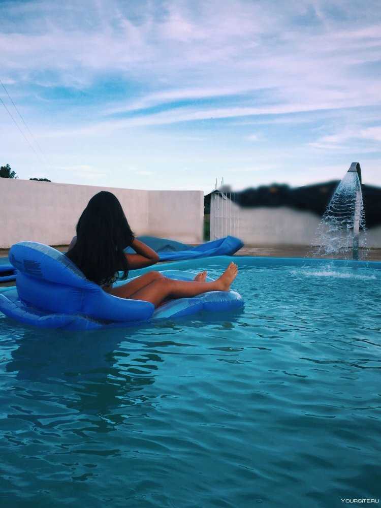 Шатенка у бассейна