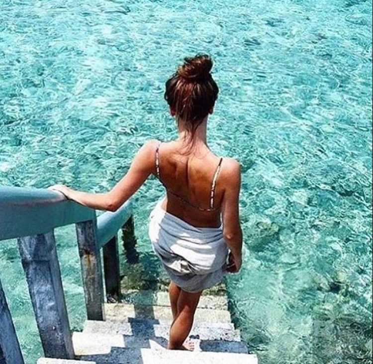 Девушка спиной к морю