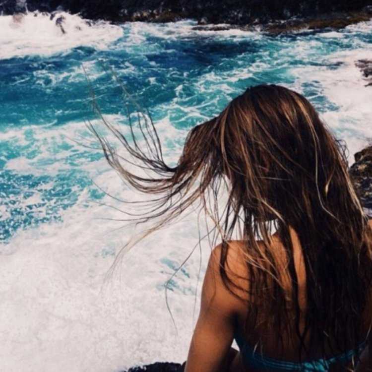 Девушка с длинными волосами у моря