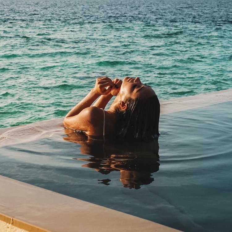 Море ночь брюнетки в воде селфи