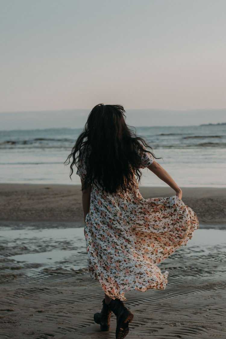 Девушка в платье со спины на море