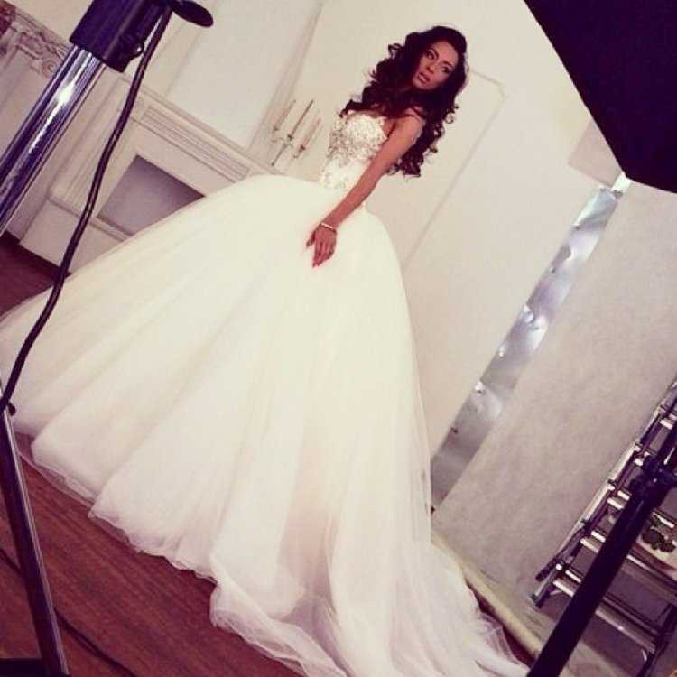 Брюнетка в свадебном платье без лица