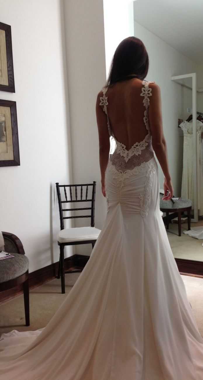 Невеста брюнетка со спины