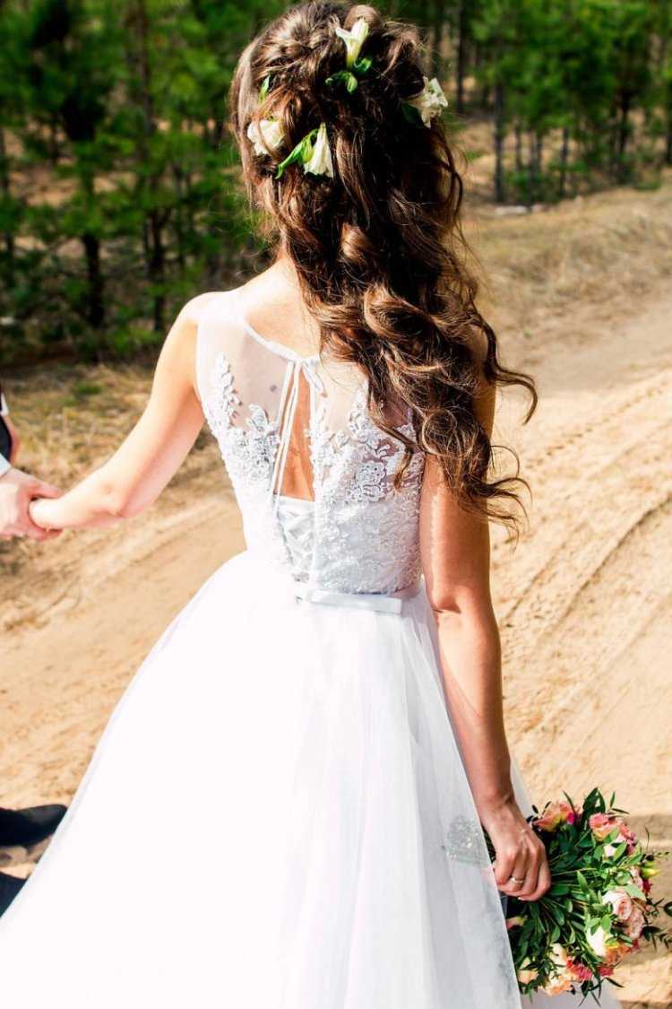 Девушка в свадебном платье со спины