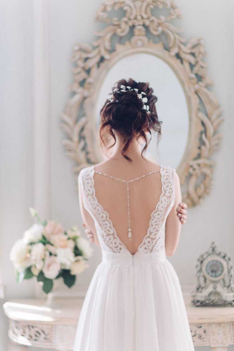 Невеста в платье со спины