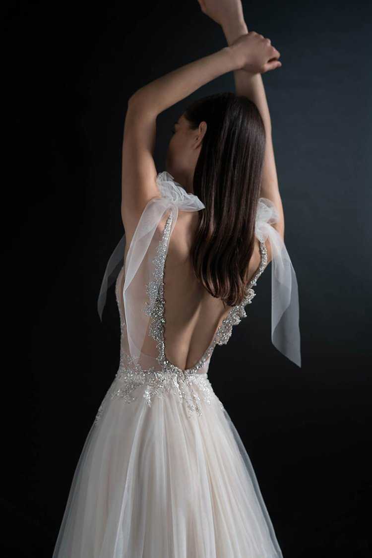 Девушка в свадебном платье со спины