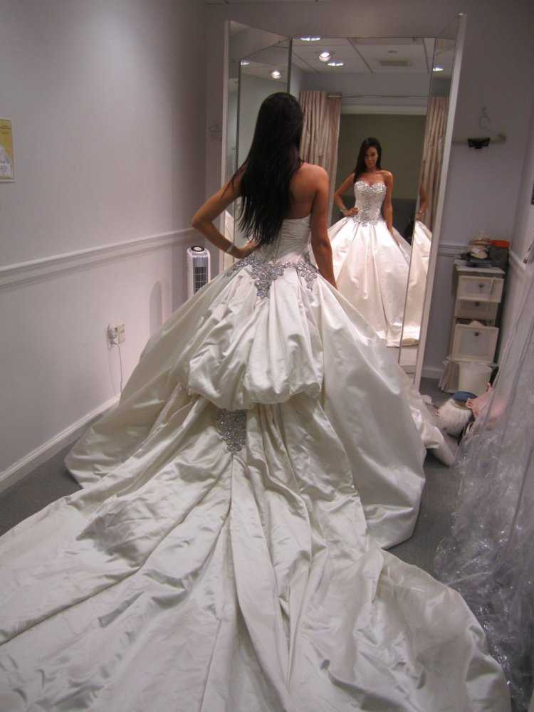 Брюнетка в свадебном платье