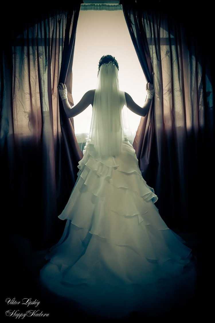 Девушка в свадебном платье со спины