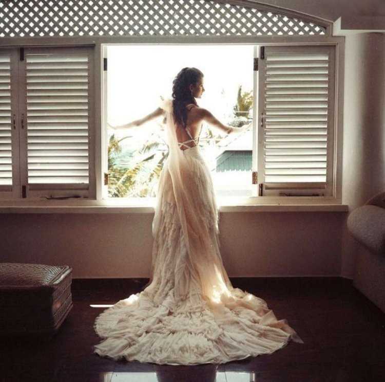 Девушка в платье со спины