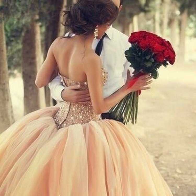 Парень в пышном платье