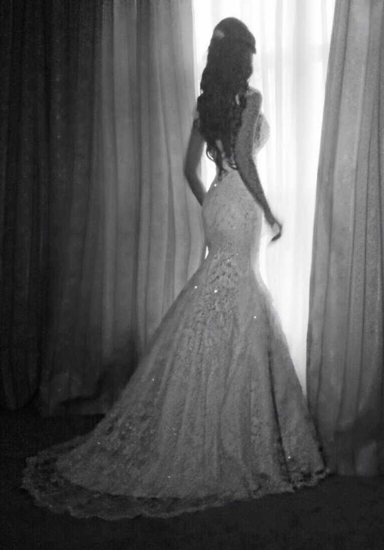 Девушка в свадебном платье со спины