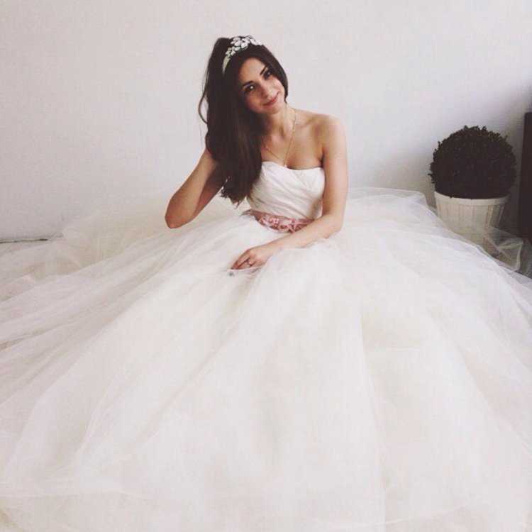 Брюнетка в свадебном платье