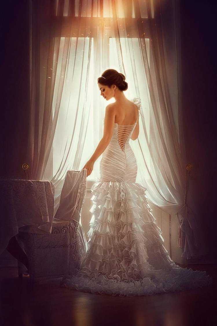 Невеста в пышном платье со спины