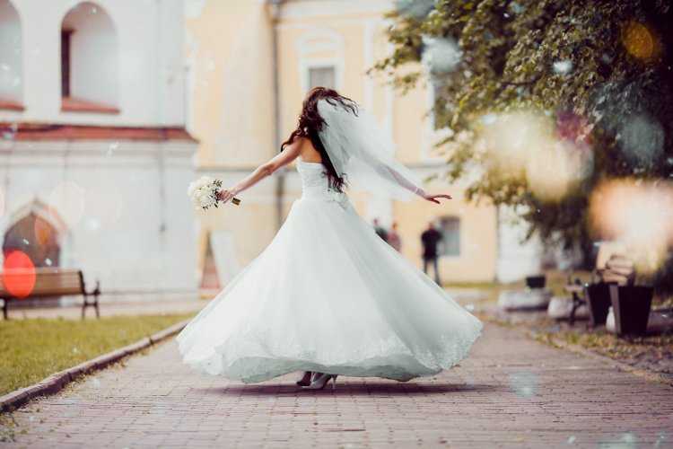 Брюнетка в свадебном платье