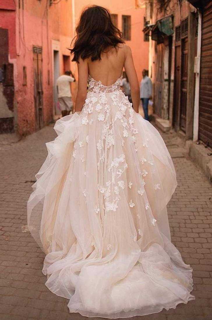 Брюнетка спиной в свадебном платье