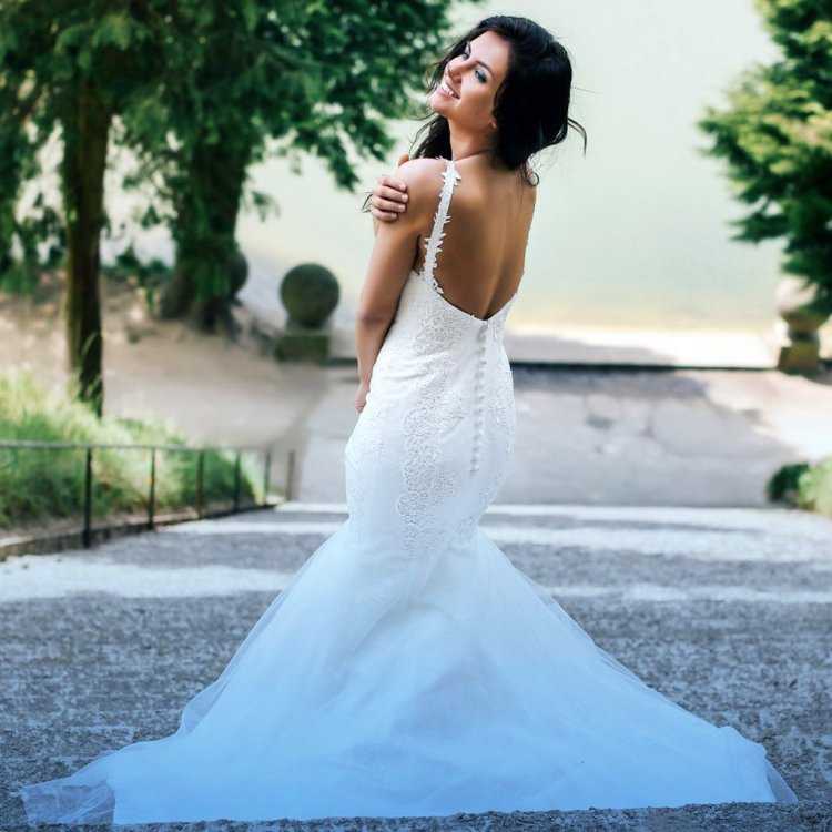 Брюнетка спиной в свадебном платье71