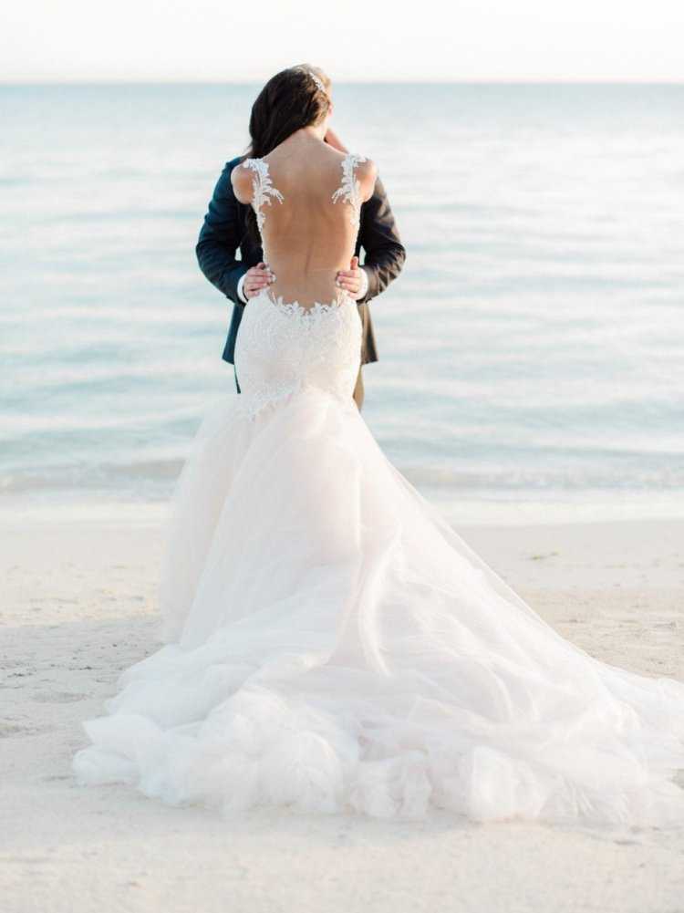 Жених и невеста со спины