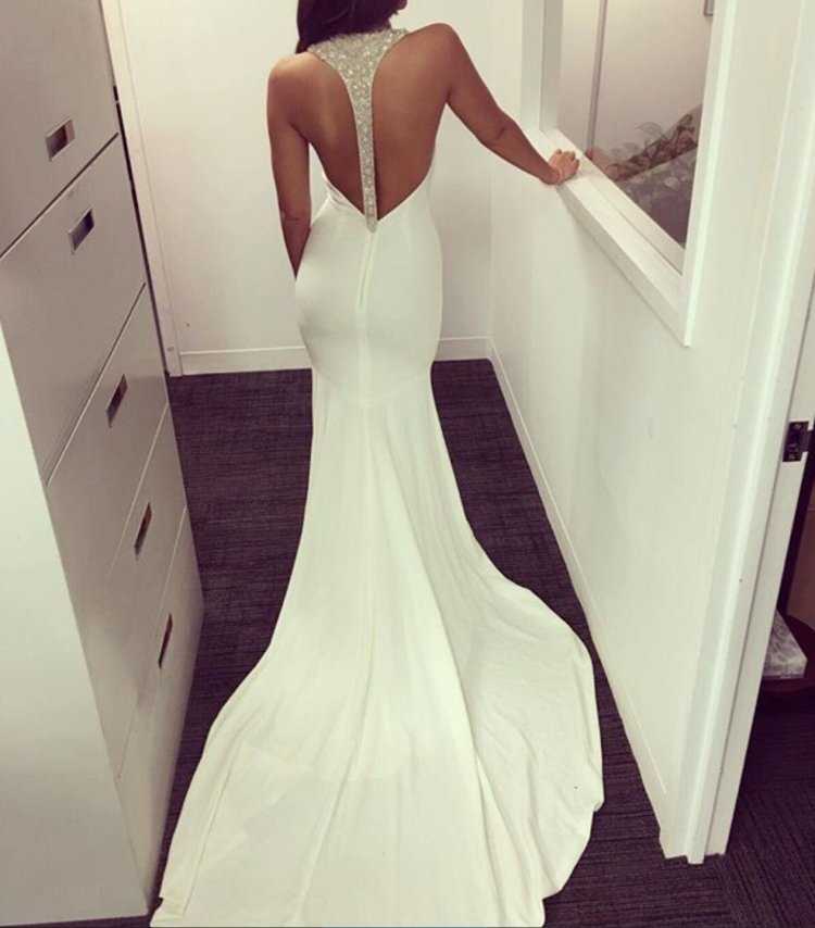 Девушка в свадебном платье со спины