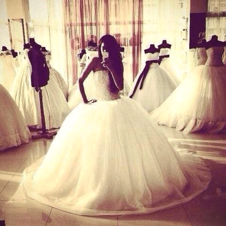 Брюнетка в свадебном салоне