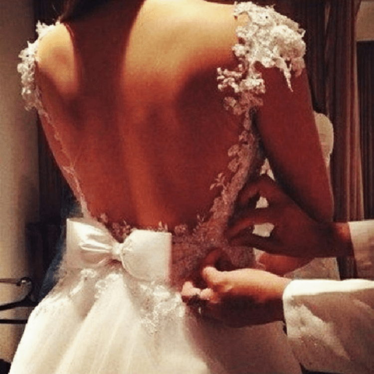 Девушка в свадебном платье со спины