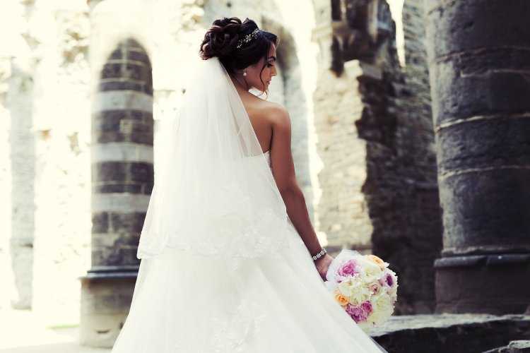 Брюнетка в свадебном платье